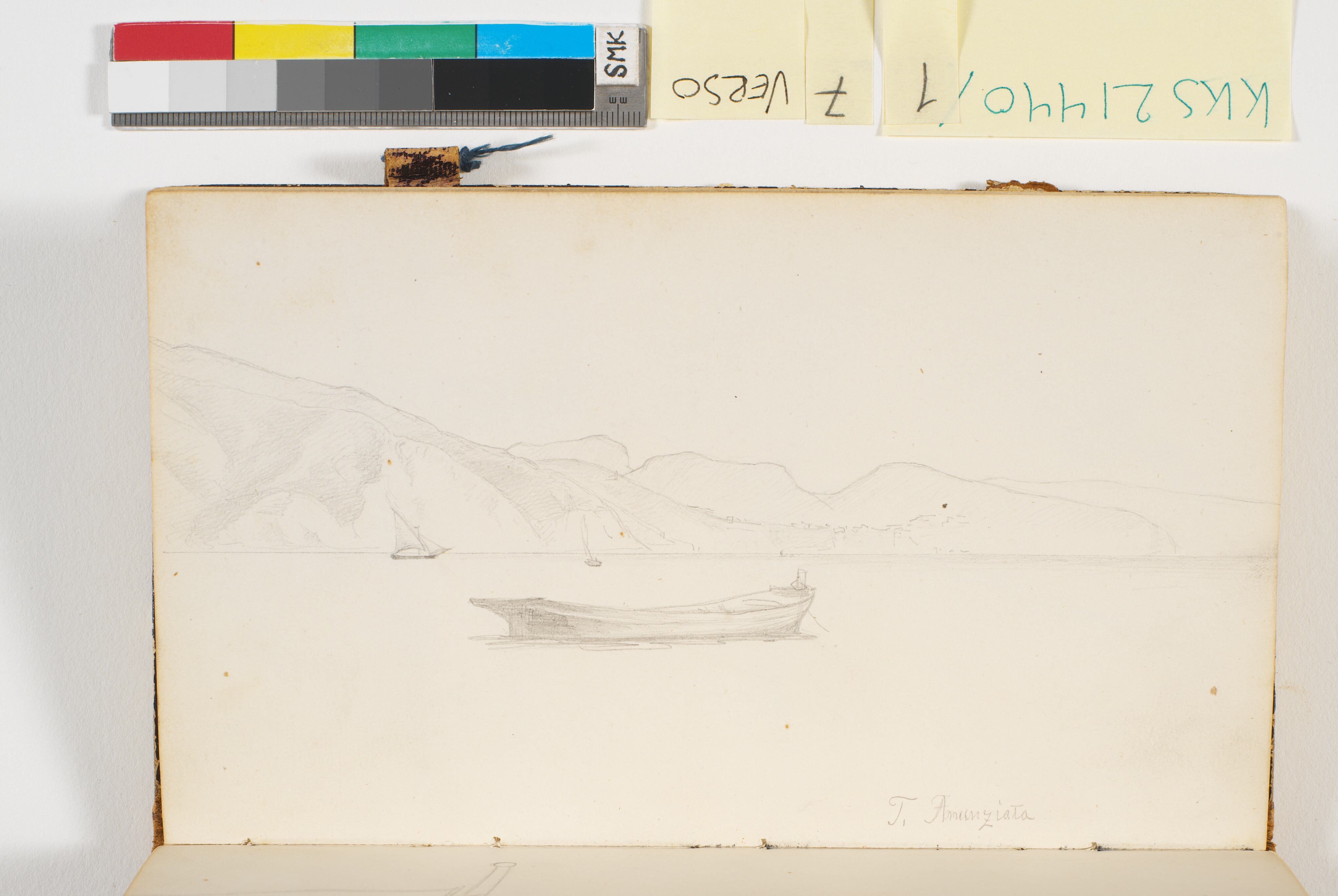 Udsigt fra havet mod en klippekyst. To skibe med sejl og en robåd ses på havet